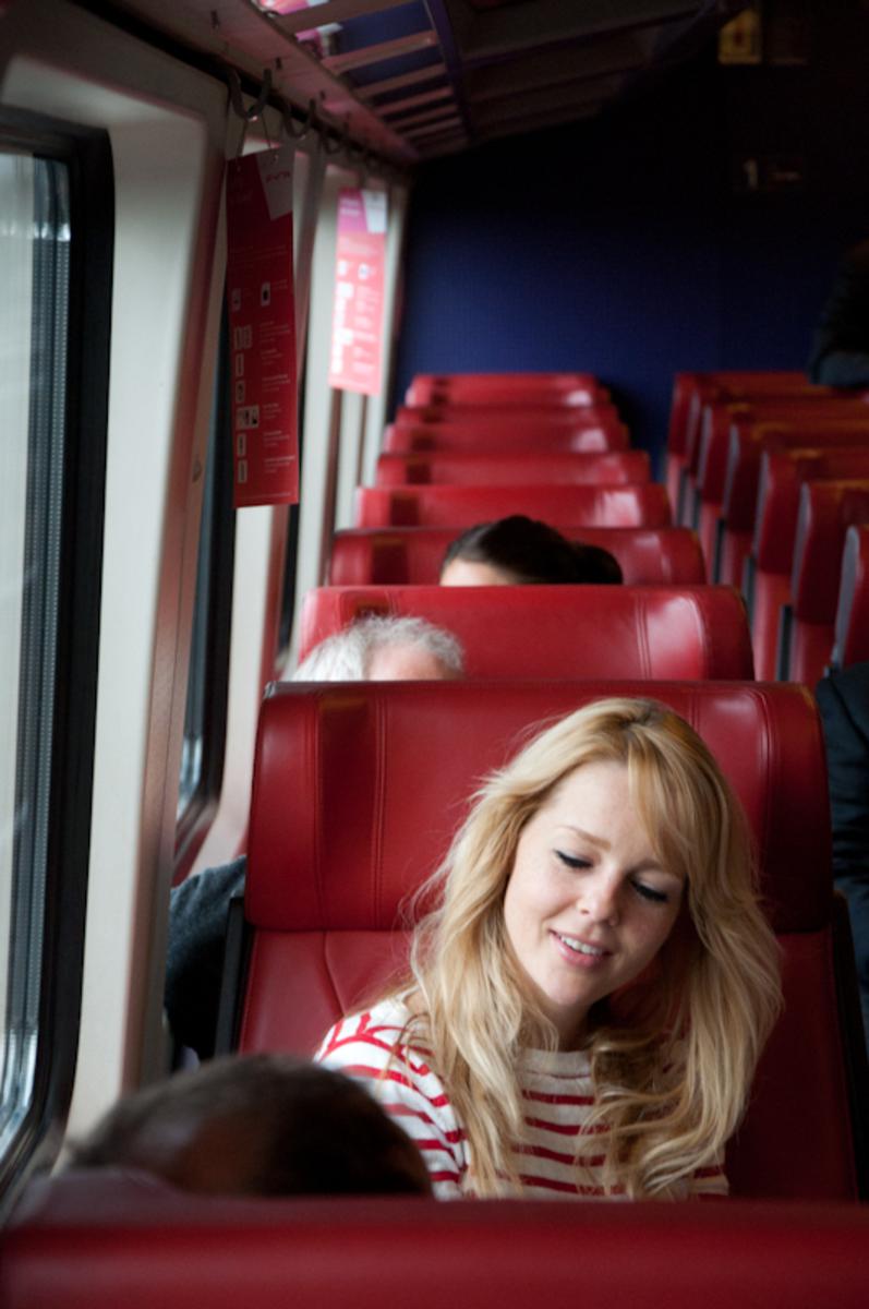 De cast van Petticoat neemt de Fyra vanaf Schiphol richting Breda. foto Thaddeuz