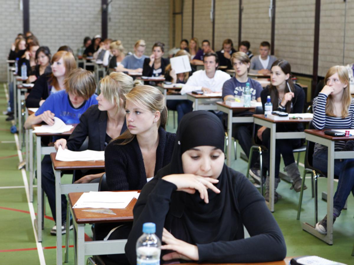 De laatste dag van de eindexamens voor de leerlingen van de Nassau foto Ilse Lukken