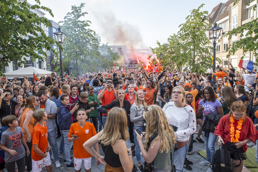 Honderden Oranjefans bekijken op de Willemstraat de finale Nederland-Denemarken.