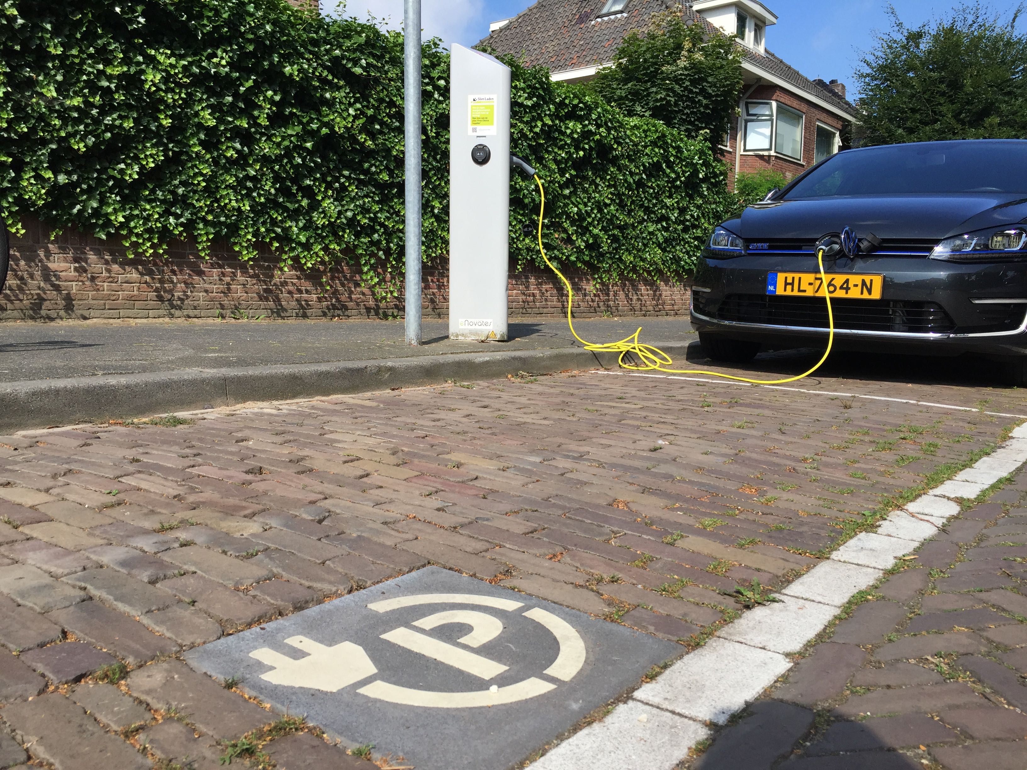 Laadpaal voor twee elektrische auto's in een zone voor betaald parkeren in Breda.
