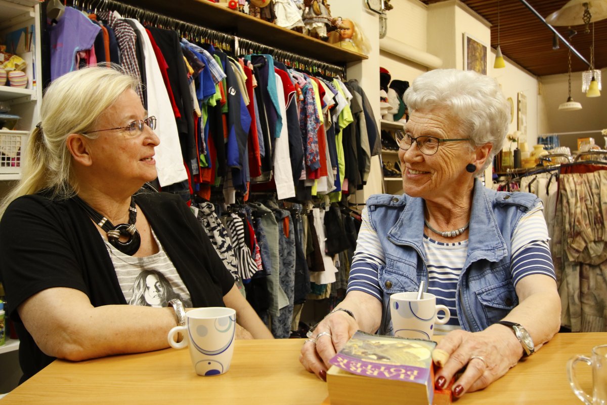 Tooske Brouwers en Corrie Vissers in de Emmauswinkel aan de Haagdijk.