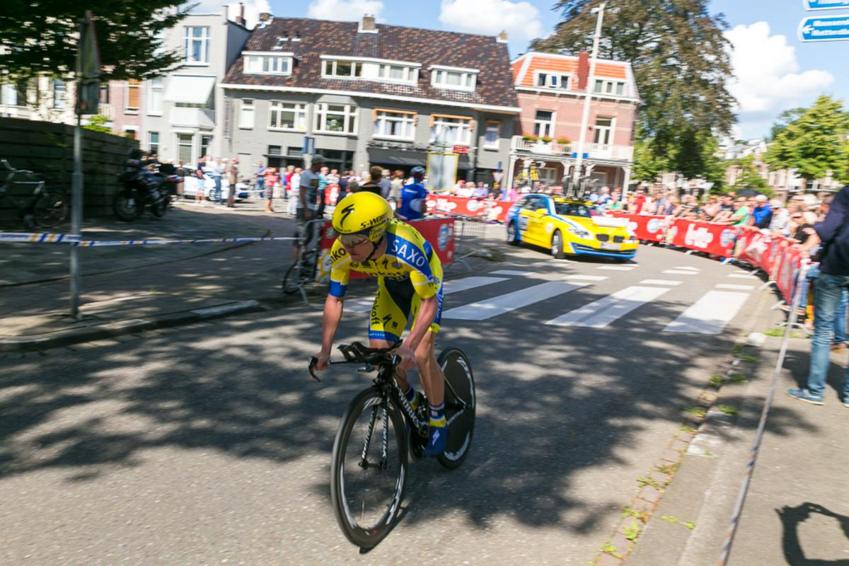 Meer dan 150 profwielrenners zoefden door Breda voor een tijdrit van bijna 10 kilometer.