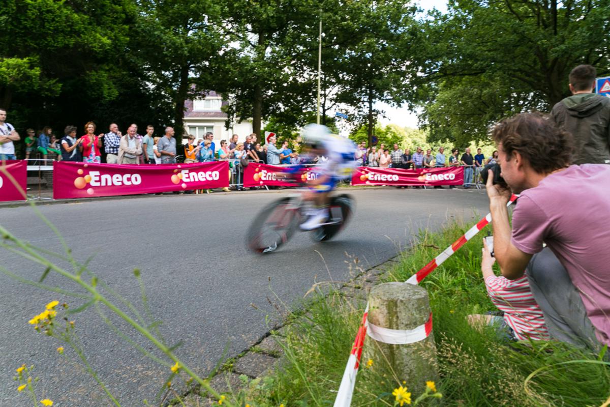 Meer dan 150 profwielrenners zoefden door Breda voor een tijdrit van bijna 10 kilometer.
