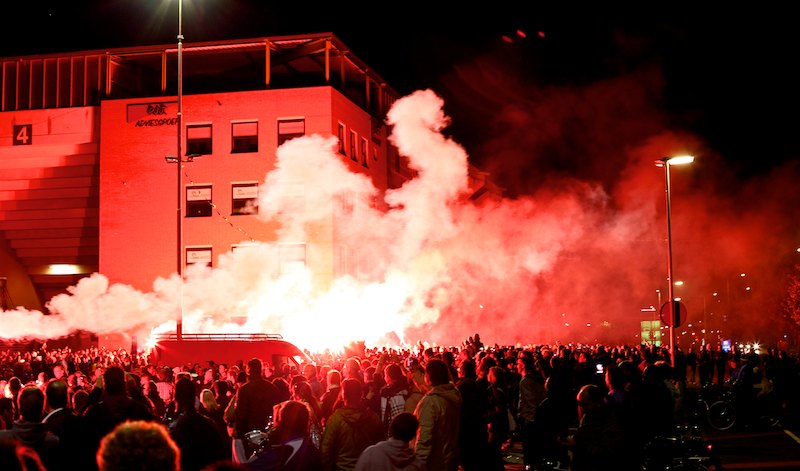Vuurwerk, een receptie en de onthulling van een borstbeeld van Rat Verlegh: het feest voor 100 jaar NAC is begonnen. foto Peter Visser