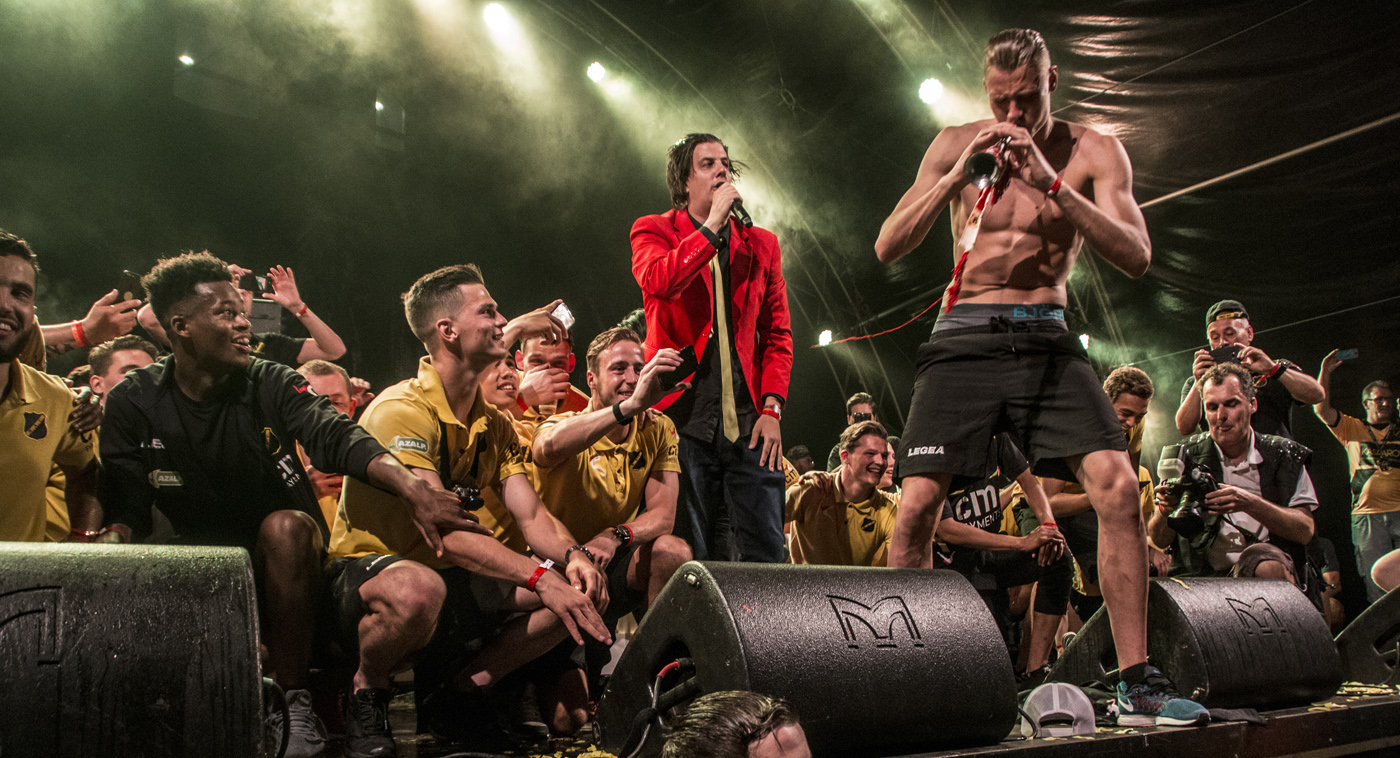 Een feestje bouwen, dat kun je aan Breda wel overlaten. Meer dan twintigduizend NAC-fans vierden de promotie op P5.