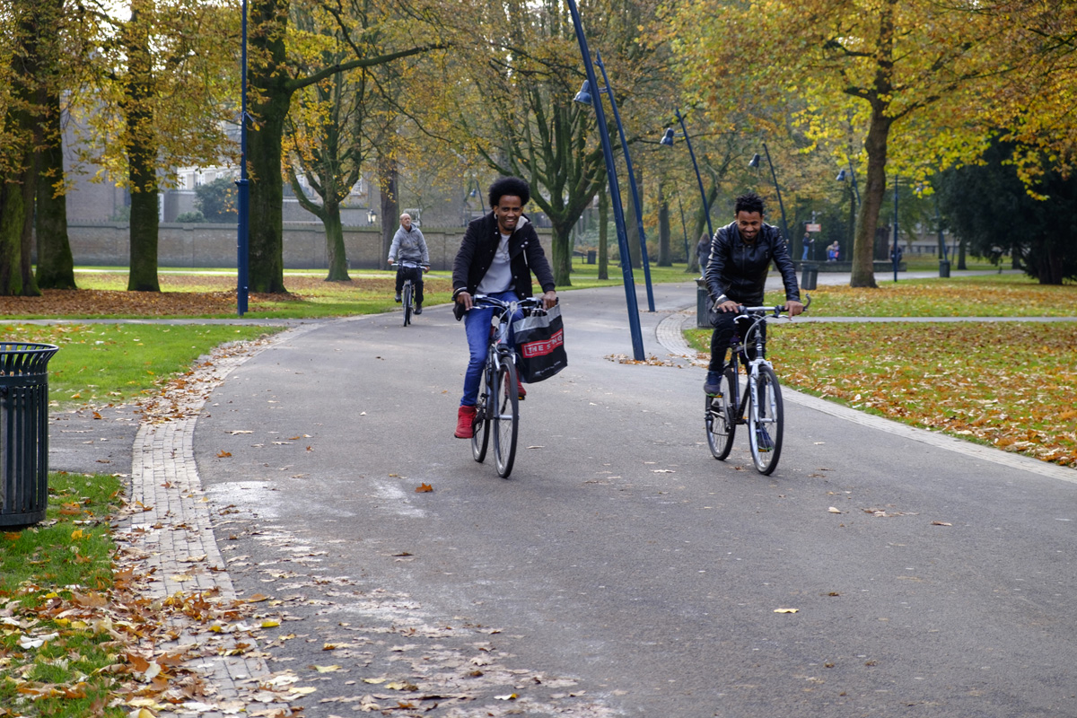 Fietsers in de Bredase binnenstad. Breda wil fietsen in het voetgangersgebied legaliseren.