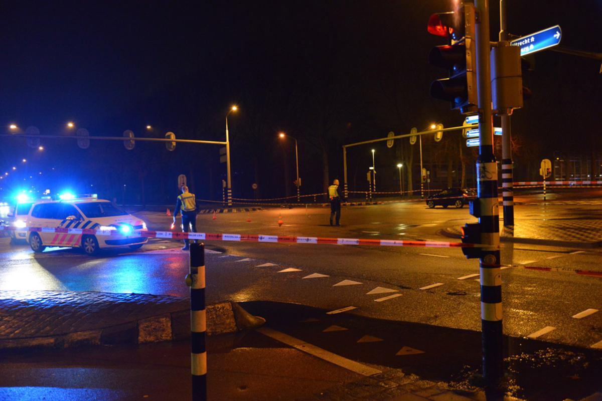 In de nacht van vrijdag op zaterdag is een fietsster geschept door een auto op de Nieuwe Kadijk. foto Perry Roovers/SQ Vision