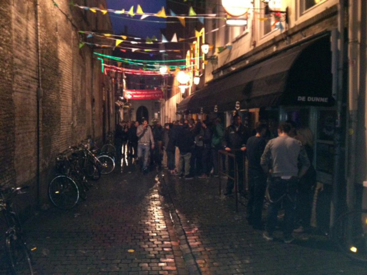 Drukt in de Schoolstraat tijdens het laatste Happy Hour.