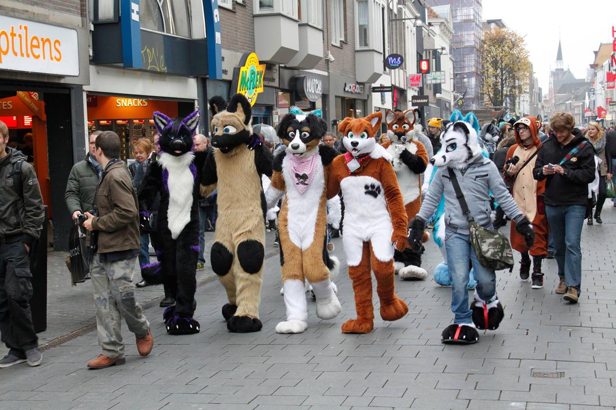 Levensgrote knuffels wandelen door het centrum van Breda: een Furwalk. foto Jaime/Aurin