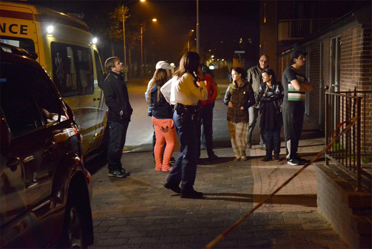 Vanwege een vreemde lucht werden acht woningen aan de Meester Stormstraat in de Heuvel maandagavond ontruimd. foto Perry Roove