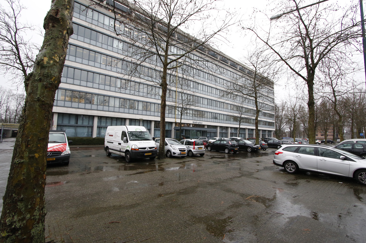 Het pand van de Belastingdienst aan de gasthuisvelden. Het gebouw is in beeld als AZC vanaf oktober 2016.