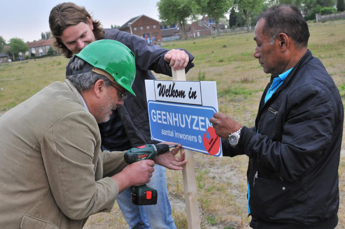 De SP en een aantal bewoners van de Driesprong vragen aandacht voor het uitblijven van woningen op de Driesprong. foto Perry Roovers