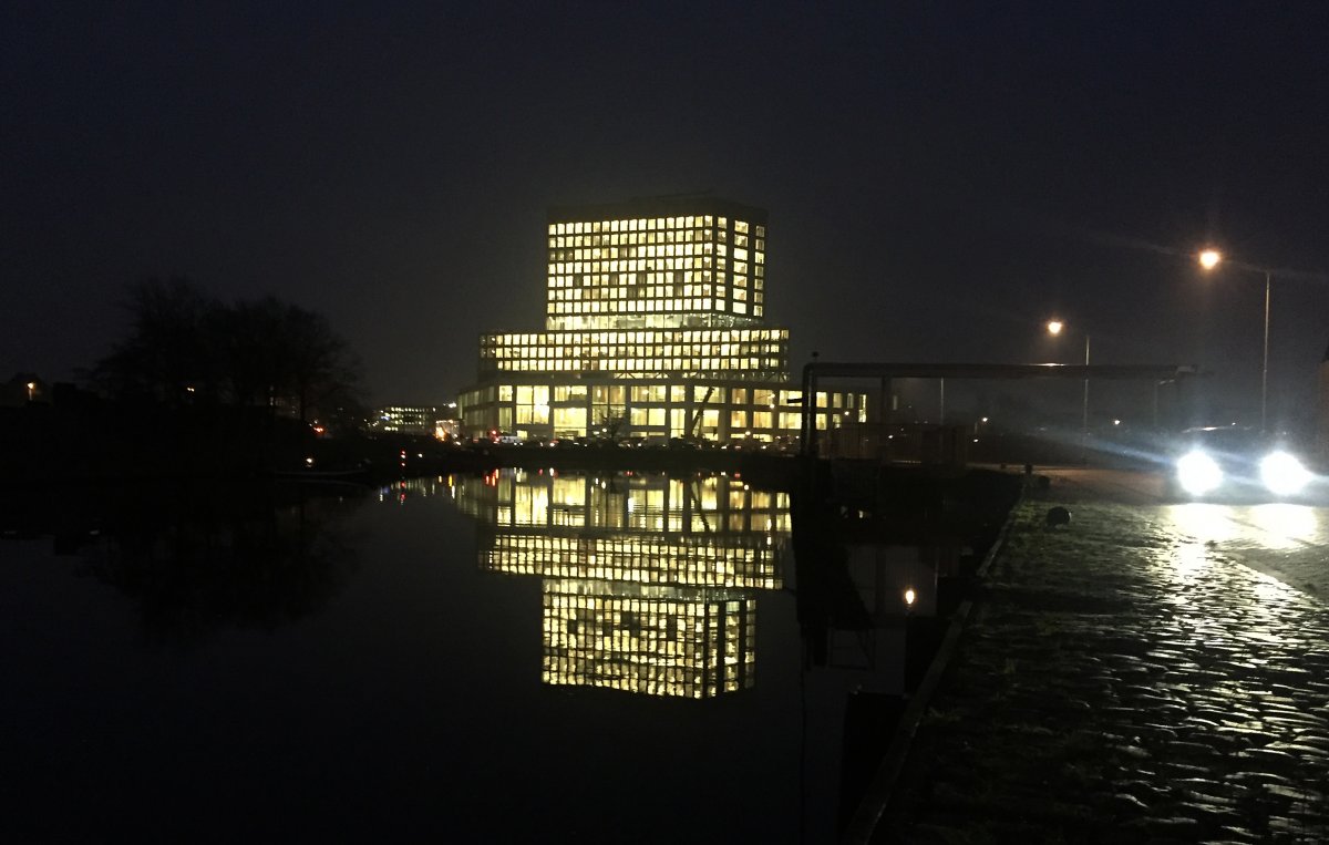 Het gerechtsgebouw aan de Stationslaan weerspiegelt in de Mark, vrijdag 12 januari 2018.