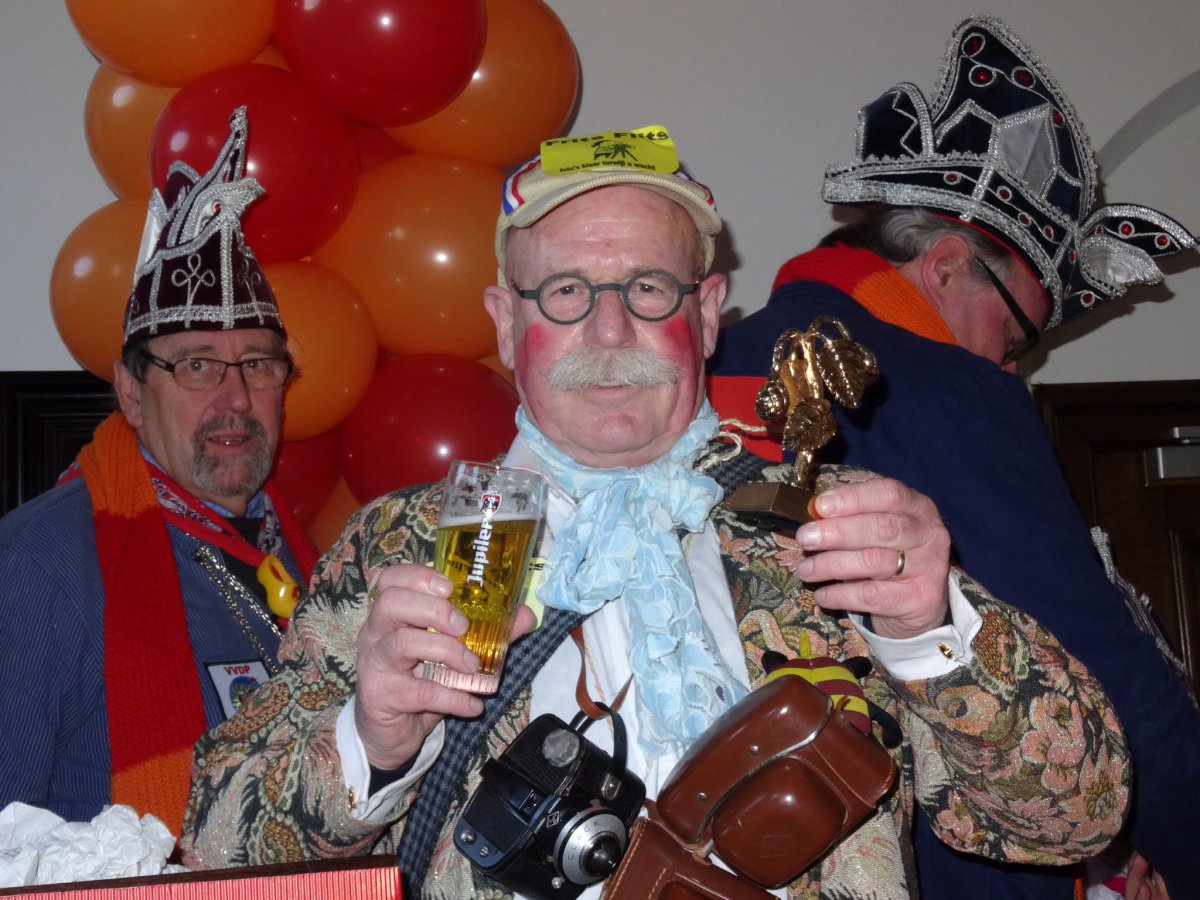 Bart Borghouts met de Gouden Hopbel in zijn linkerhand.
