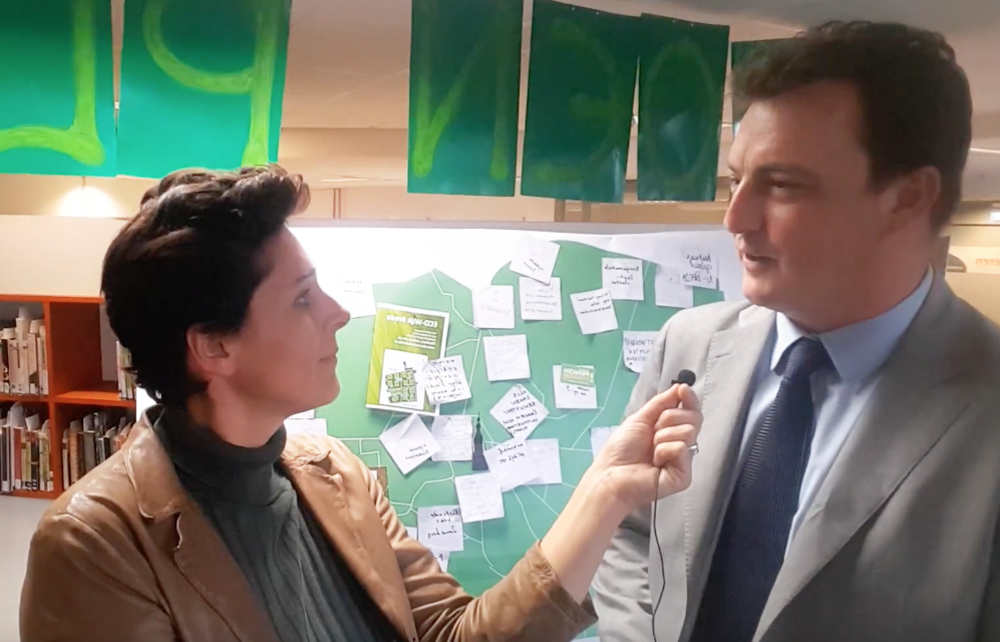 Stefanie Vermeulen van PakhuisB in gesprek met wethouder Paul de Beer.