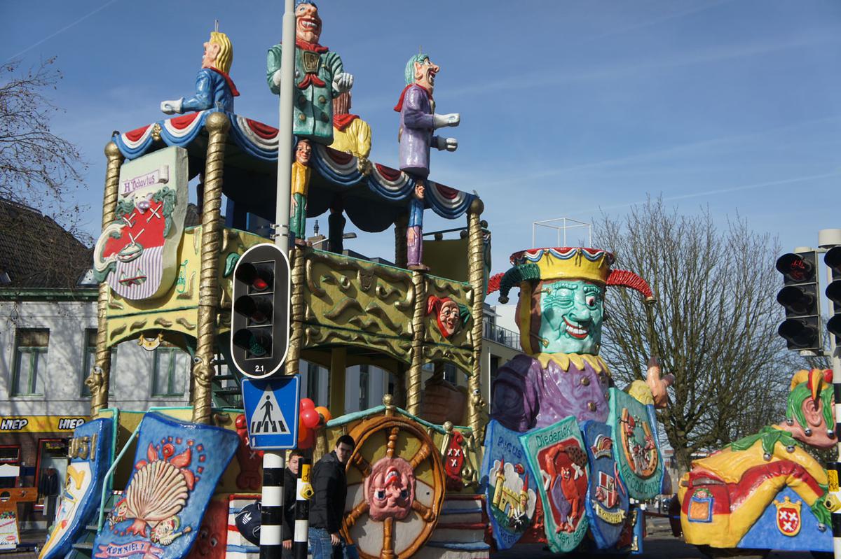 Zelfs Beau van Erven Dorens was aanwezig bij de Grote Optocht van het Kielegat. foto Annemijn Minneboo
