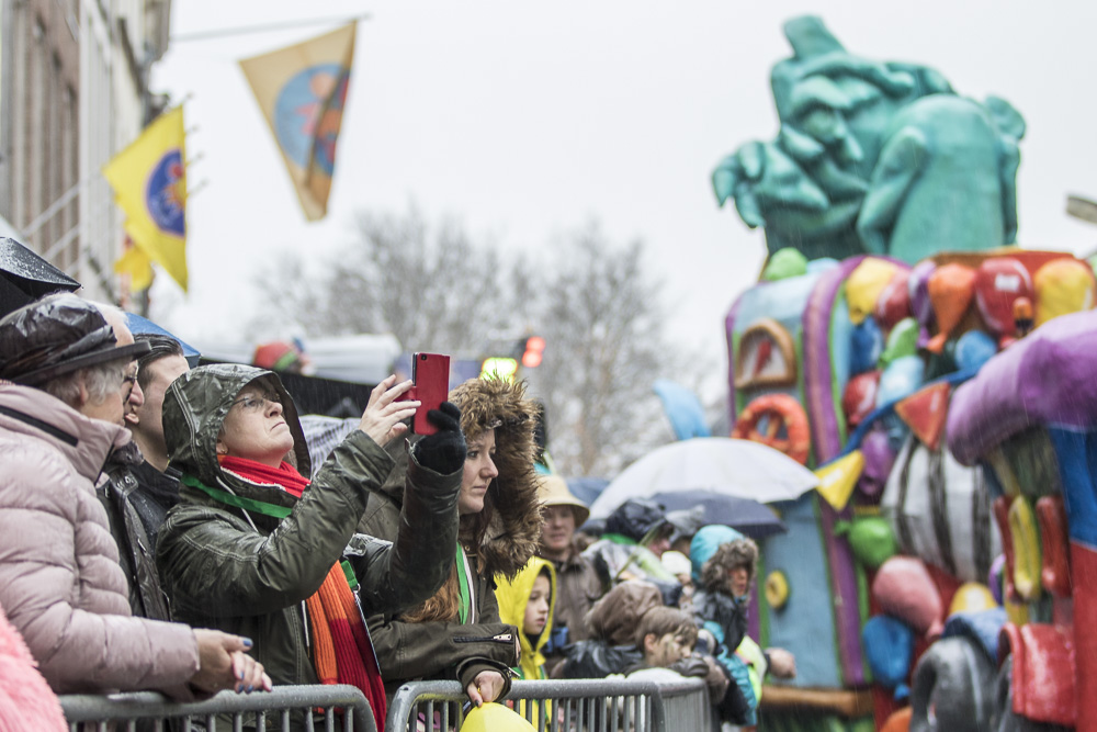 De route werd ingekort en het werd natter en natter, maar hij is doorgegaan: de Grote Optocht van 't Kielegat 2017.