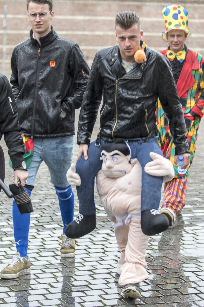 De route werd ingekort en het werd natter en natter, maar hij is doorgegaan: de Grote Optocht van 't Kielegat 2017.