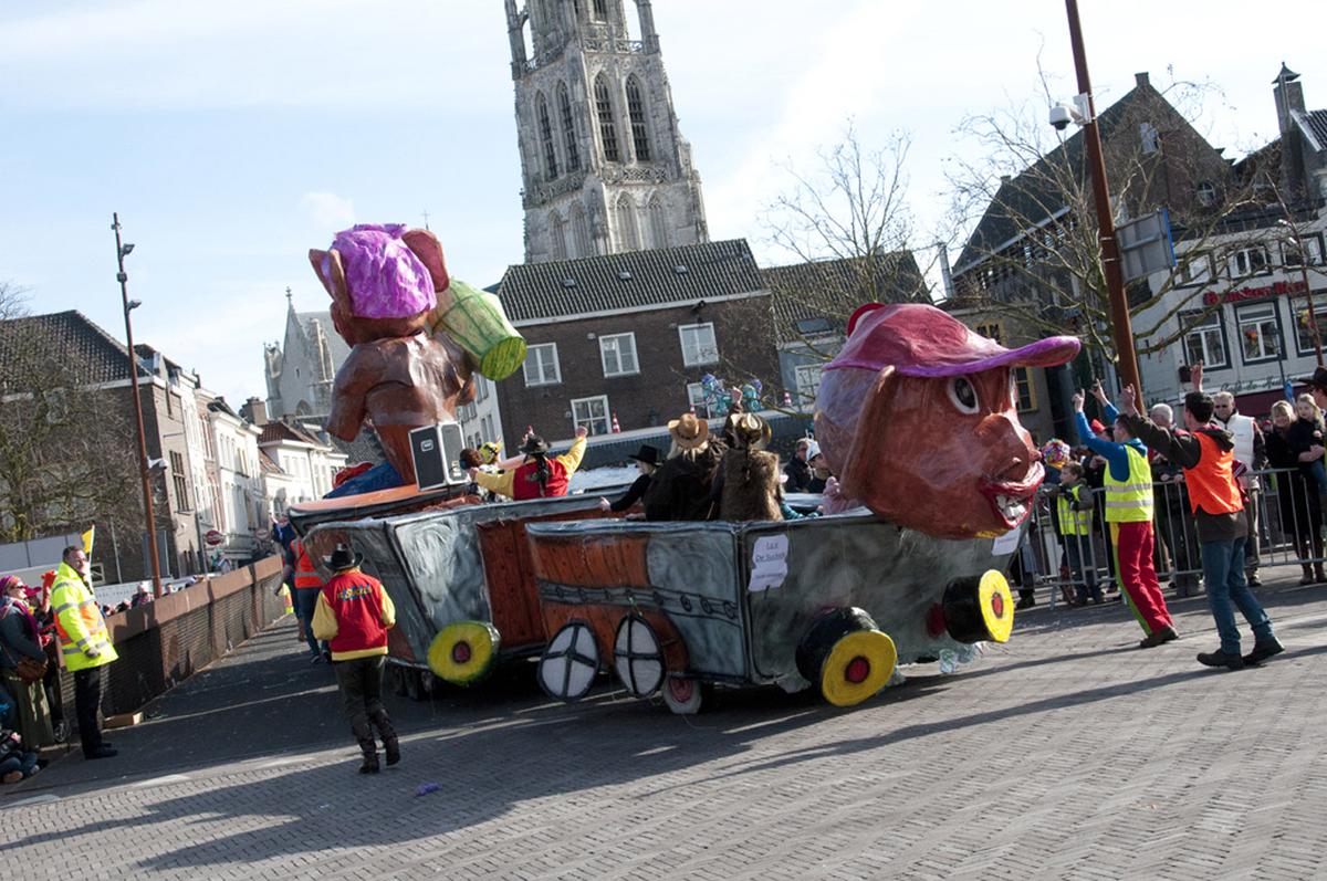 Een bonte stoet wagens trekt door het centrum van Breda. foto Perry Roovers