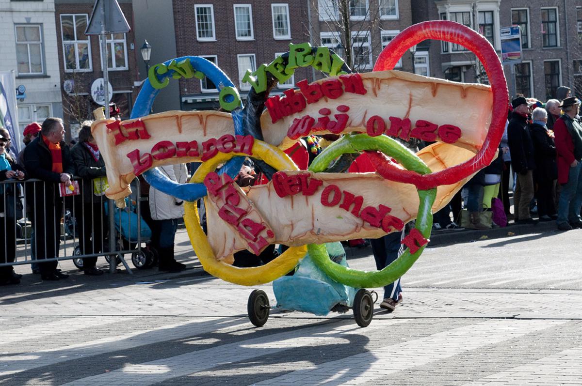 Een bonte stoet wagens trekt door het centrum van Breda. foto Perry Roovers