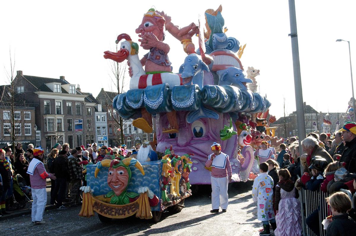 Een bonte stoet wagens trekt door het centrum van Breda. foto Perry Roovers