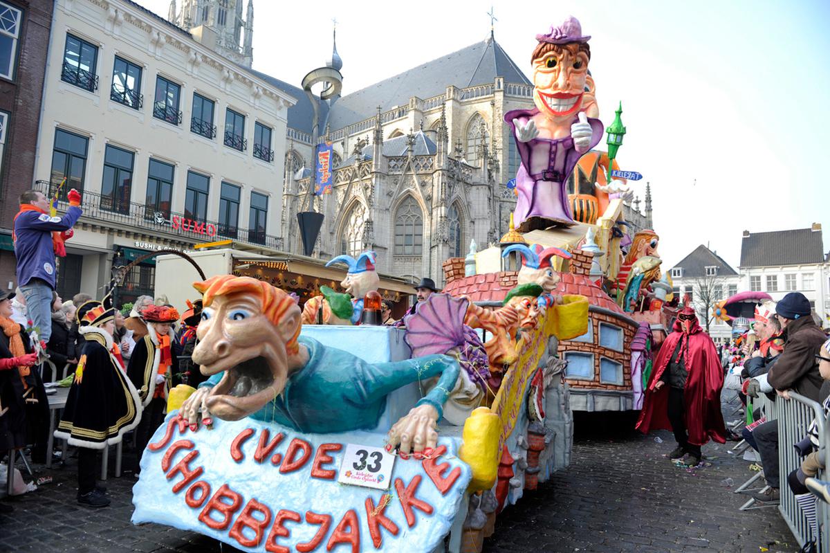 Kekse Straole. De Grote Optocht van 't Kielegat. De zon zorgde vooral de eerste uren voor een aangename kijksfeer.