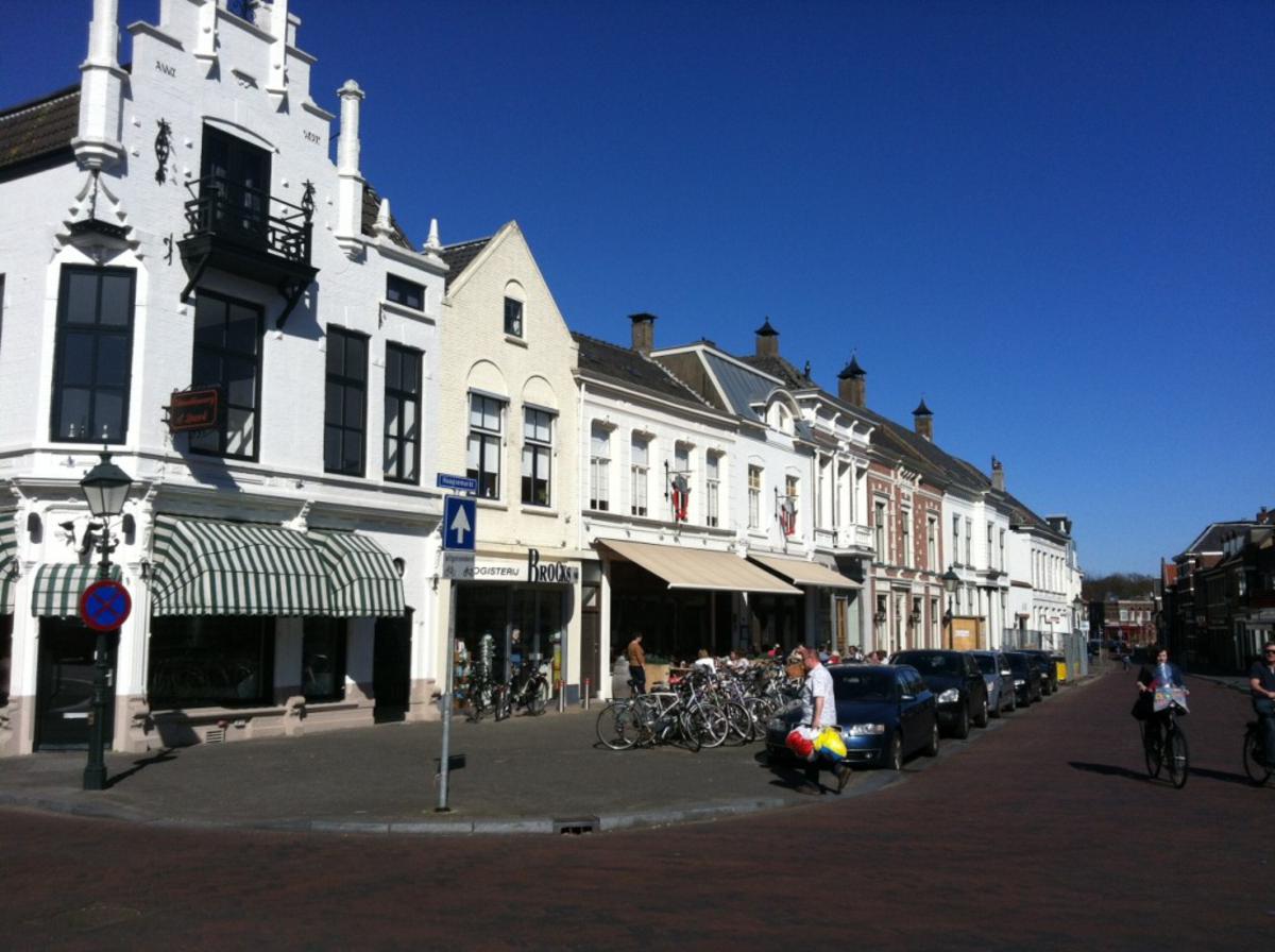 De Haagsemarkt in Princenhage, badend in de voorjaarszon. foto Wijnand Nijs