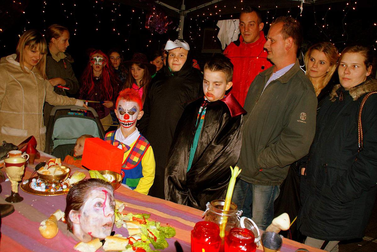 De Jonge Ondernemende Moeders (JOM) verzorgden vrijdagavond 30 oktober een geslaagde Halloweentocht in de Haagse Beemden.