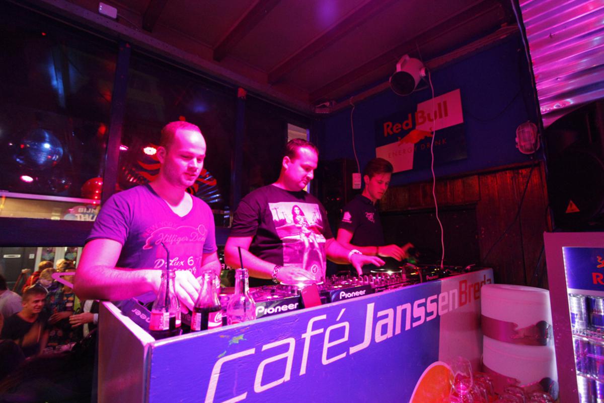 DJ Hardwell werd zondag verrast met de Cultuurprijs. En bouwde daarna een feestje in Café Janssen. foto Wijnand Nijs