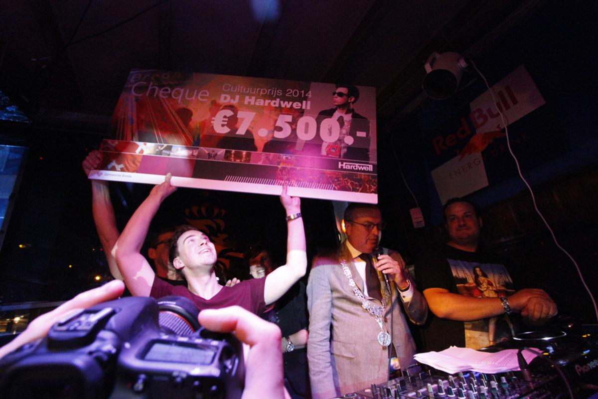 DJ Hardwell werd zondag verrast met de Cultuurprijs. En bouwde daarna een feestje in Café Janssen. foto Wijnand Nijs