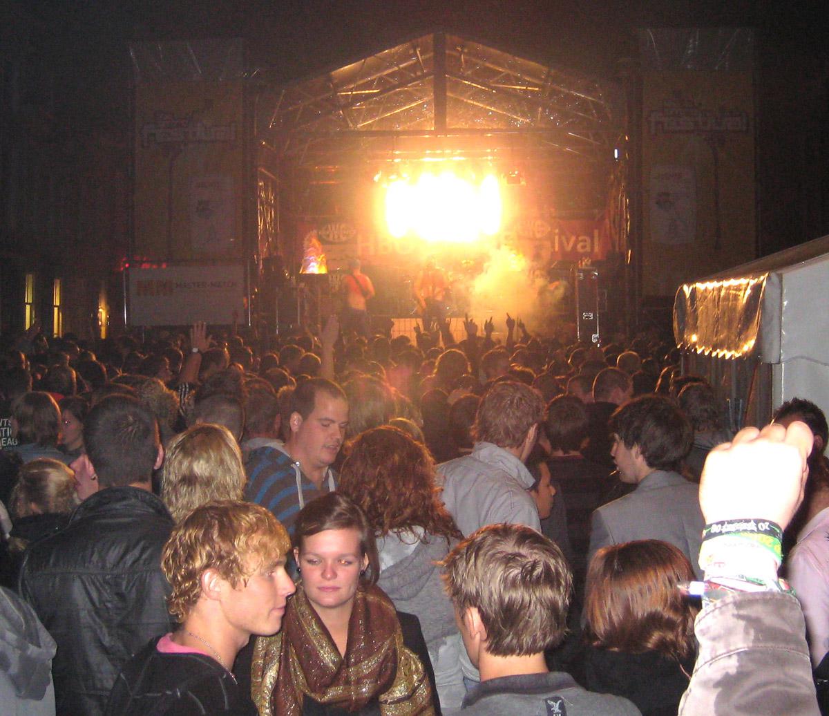 Dansen in de regen. HBO Intro 2010 was een natte bedoening. foto Marc de Vries