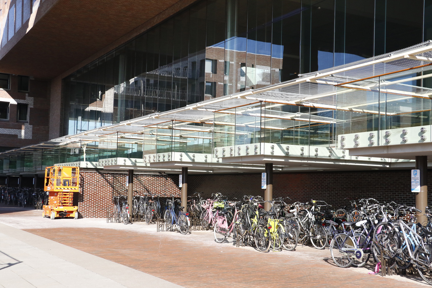 Prorail en gemeente Breda hebben hekken geplaatst om fietsparkeerders te beschermen tegen vallende stenen.