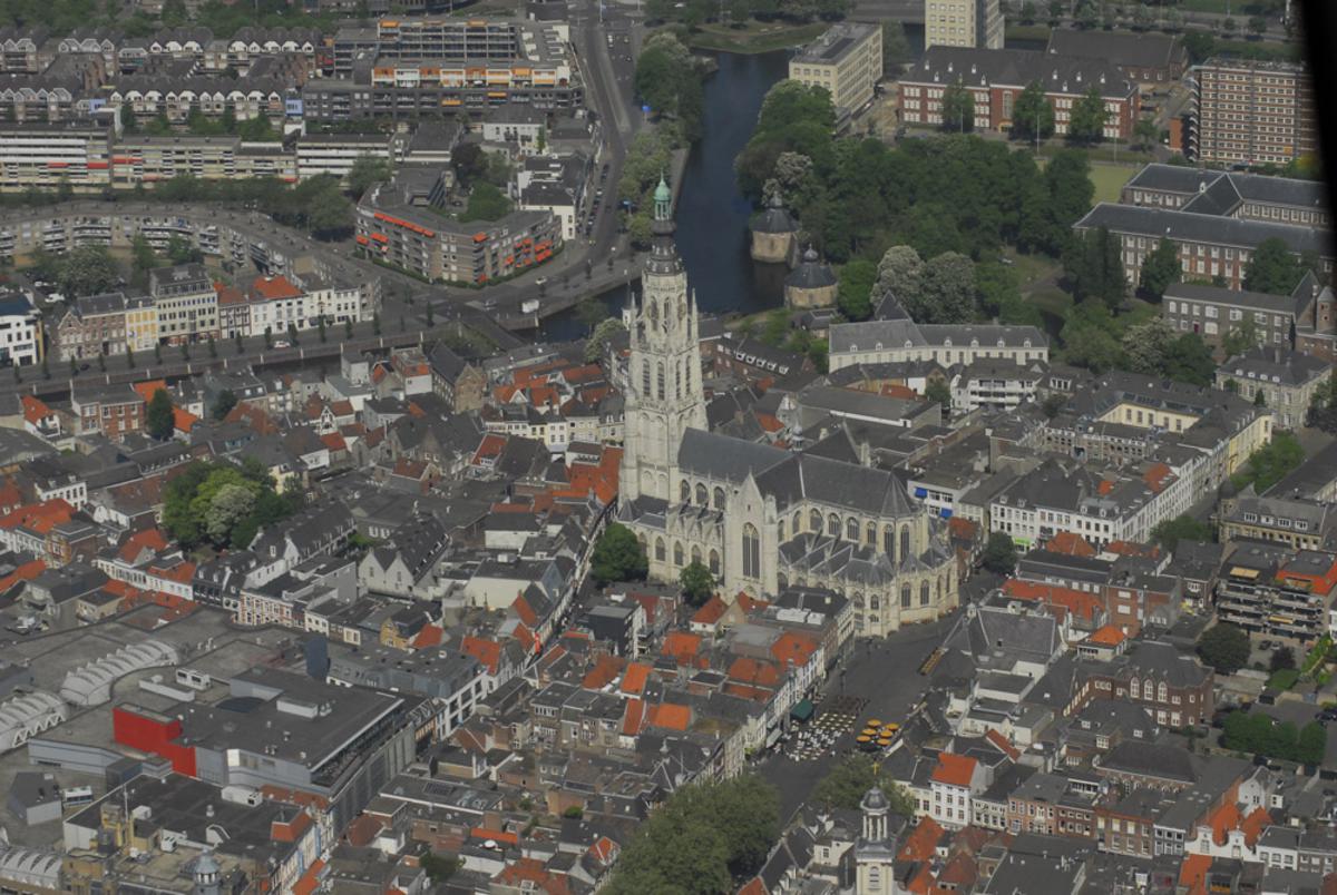 Rondvlucht op Tweede Paasdag boven Breda met Helicentre.nl. foto Wijnand Nijs
