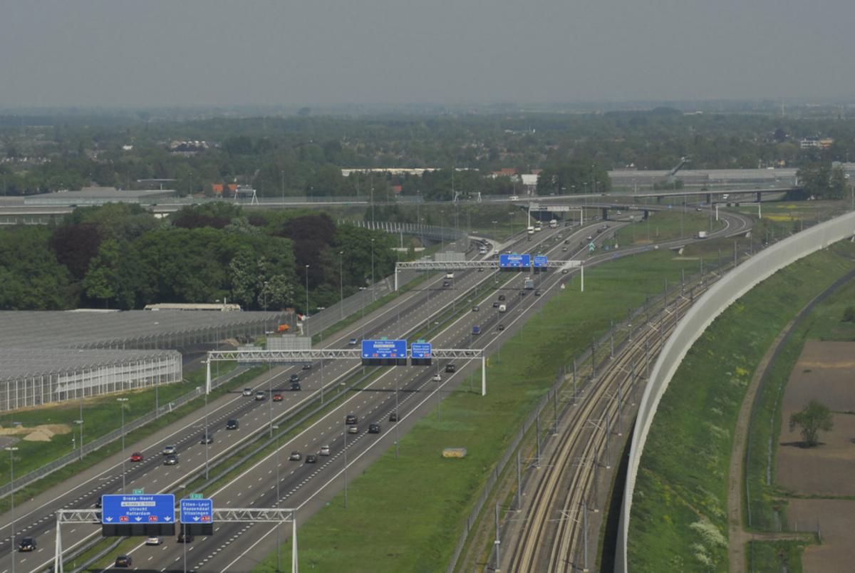 Rondvlucht op Tweede Paasdag boven Breda met Helicentre.nl. foto Wijnand Nijs