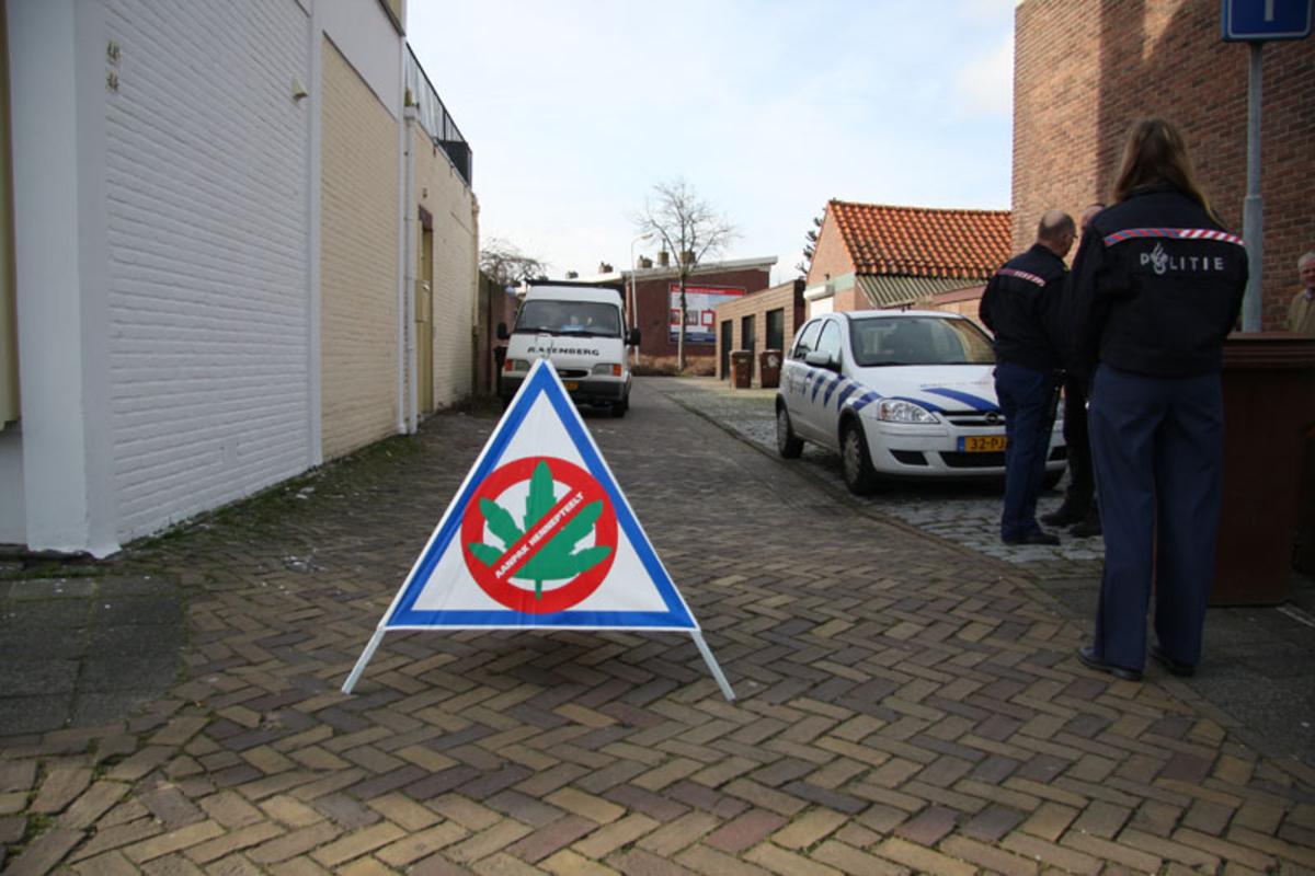 De politie viel meerdere Bredase panden binnen tijdens een Brabantse hennepruimdag. foto Erik Eggens