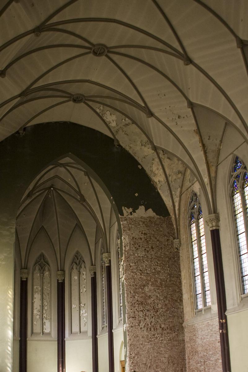 De kapel is thans in slechte bouwkundige staat op veel plaatsen is de afwerking beschadig of zelfs verdwenen dit zal worden gerestaureerd. Foto Jorgen Janssens