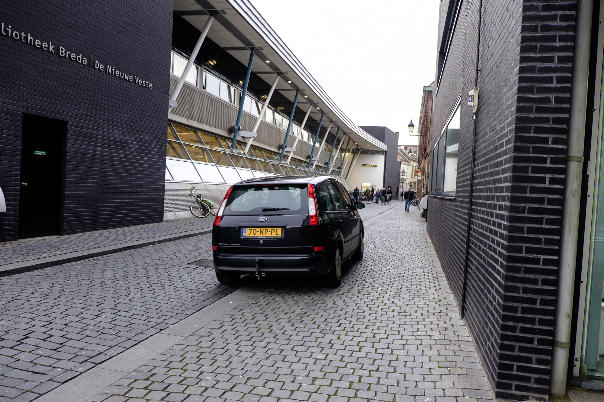 De Molenstraat met de Nieuwe Veste, smalle trottoirs en gebrek aan groen.