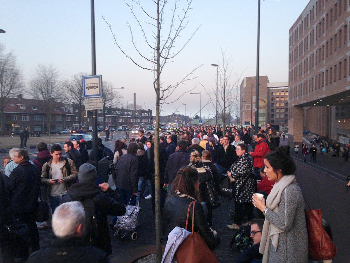 Wachtenden bij NS bussen Breda