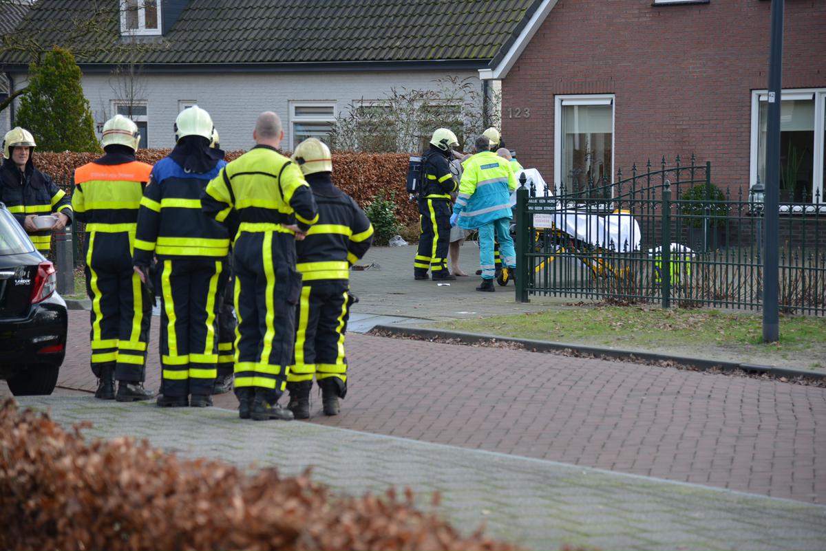 In een huis aan de Talmastraat zijn twee personen gewond geraatk door onbekende oorzaak. foto Perry Roovers / SQ Vision