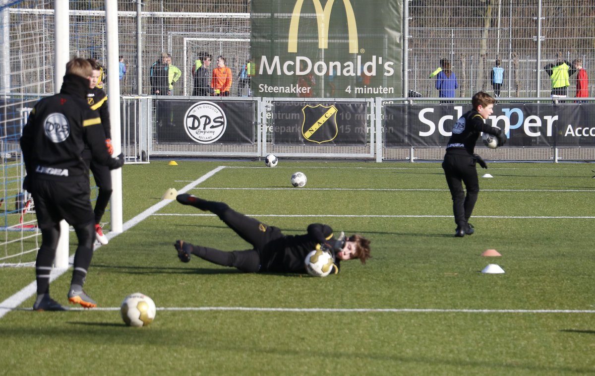 Keepers in training in de jeugdopleiding van NAC bij Boeimeer.