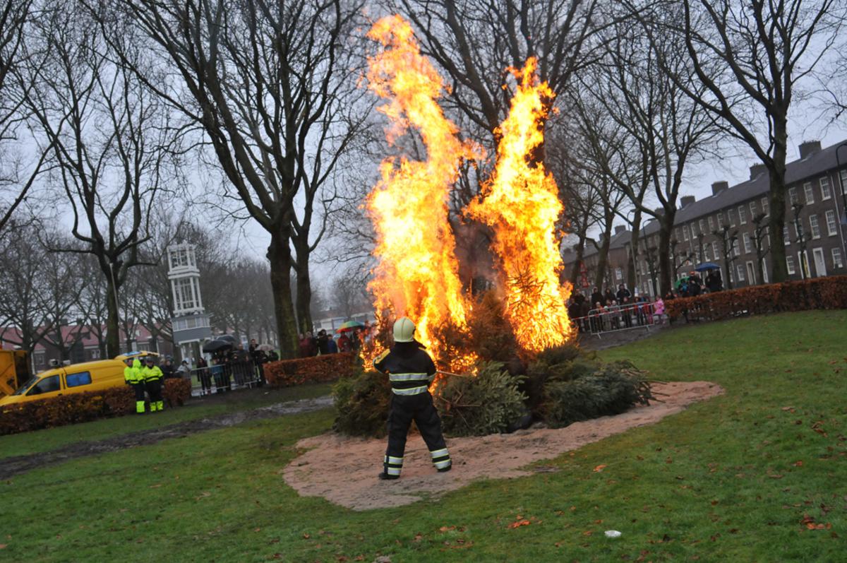 Kerstboomverbranding 2011 in de Heuvel. foto Perry Roovers