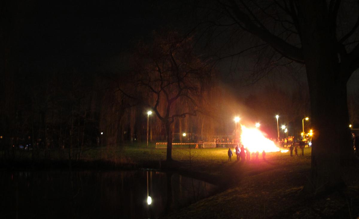 De kerstboomverbranding bij de Somerweide in de Haagse Beemden op woensdag 7 januari 2015.