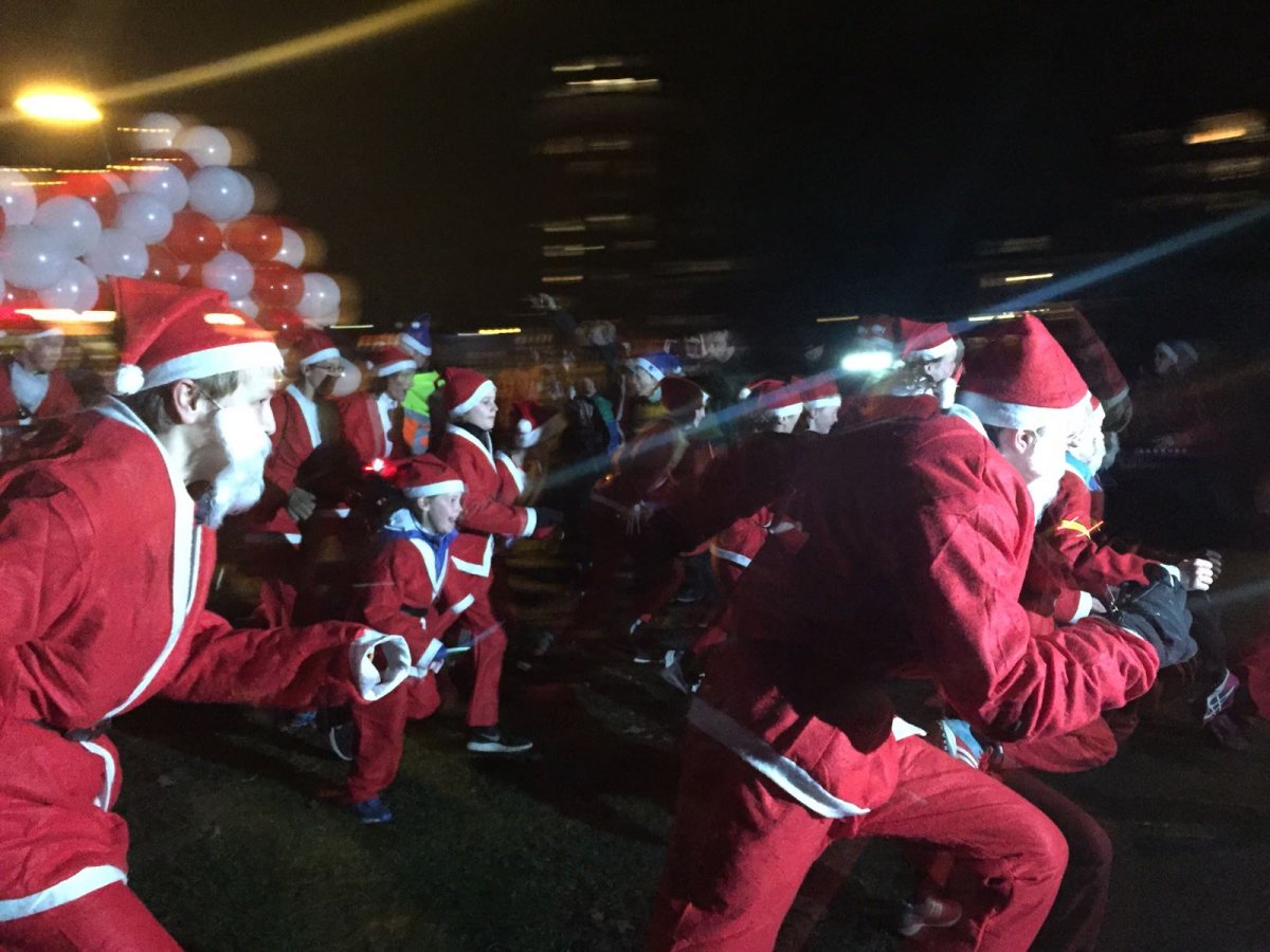 De honderden rennende kerstmannen.