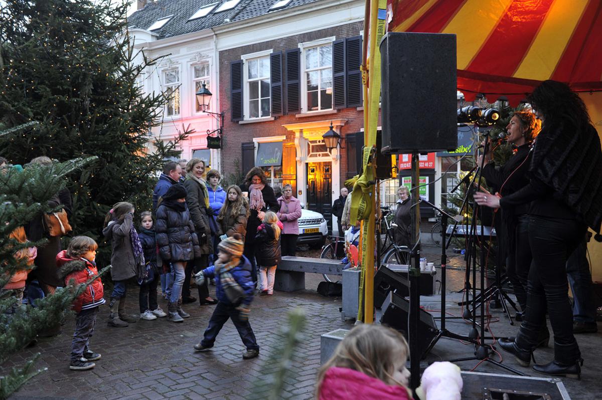 Kerst, muziek, kinderen, kraampjes en Glühwein. Veel sfeer tijdens de Kerstmarkt Ginneken 2011. foto Janet Olde Wolbers.