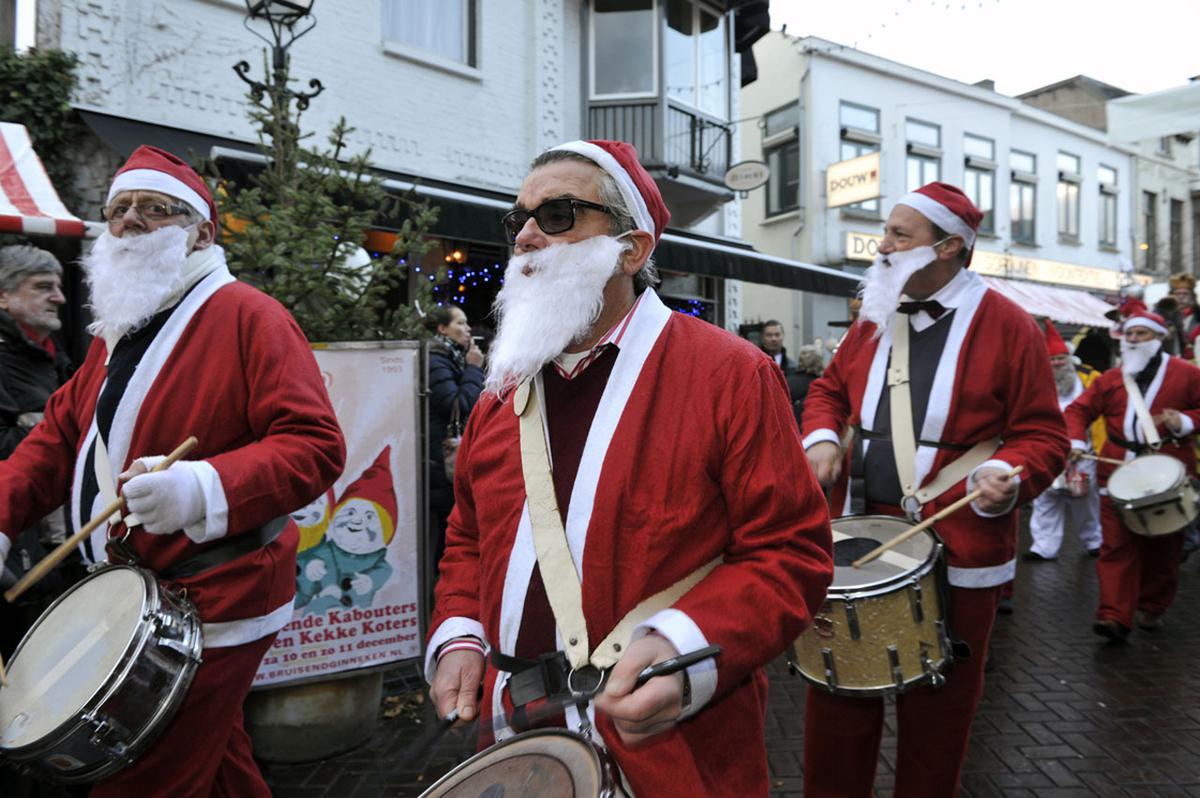 Kerst, muziek, kinderen, kraampjes en Glühwein. Veel sfeer tijdens de Kerstmarkt Ginneken 2011. foto Janet Olde Wolbers.