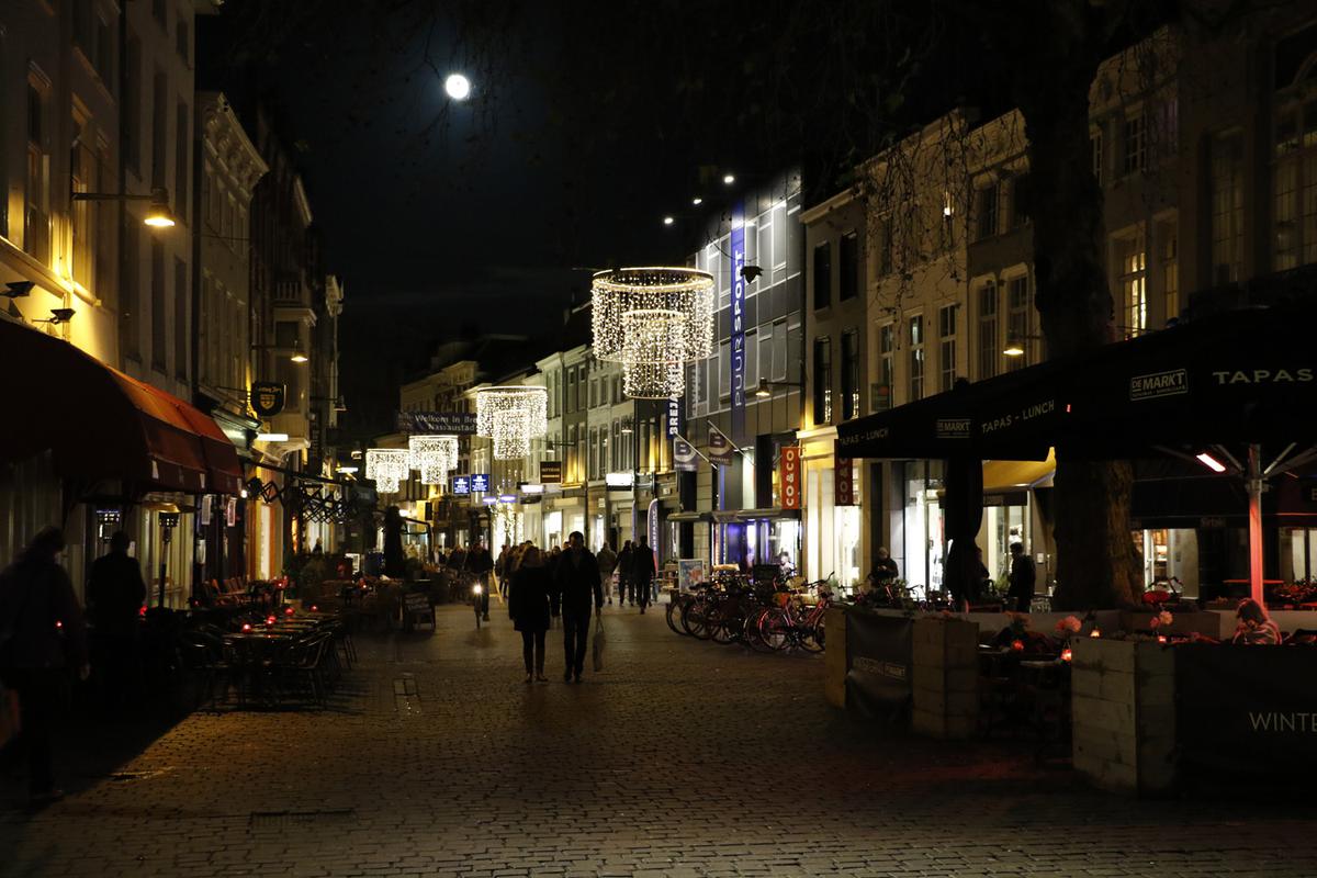 De Bredase binnenstad is dezer dagen feestelijk verlicht.