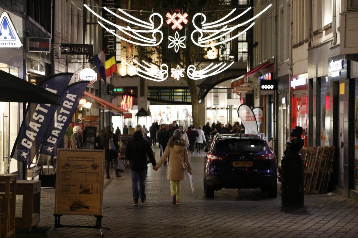 De Bredase binnenstad is dezer dagen feestelijk verlicht.