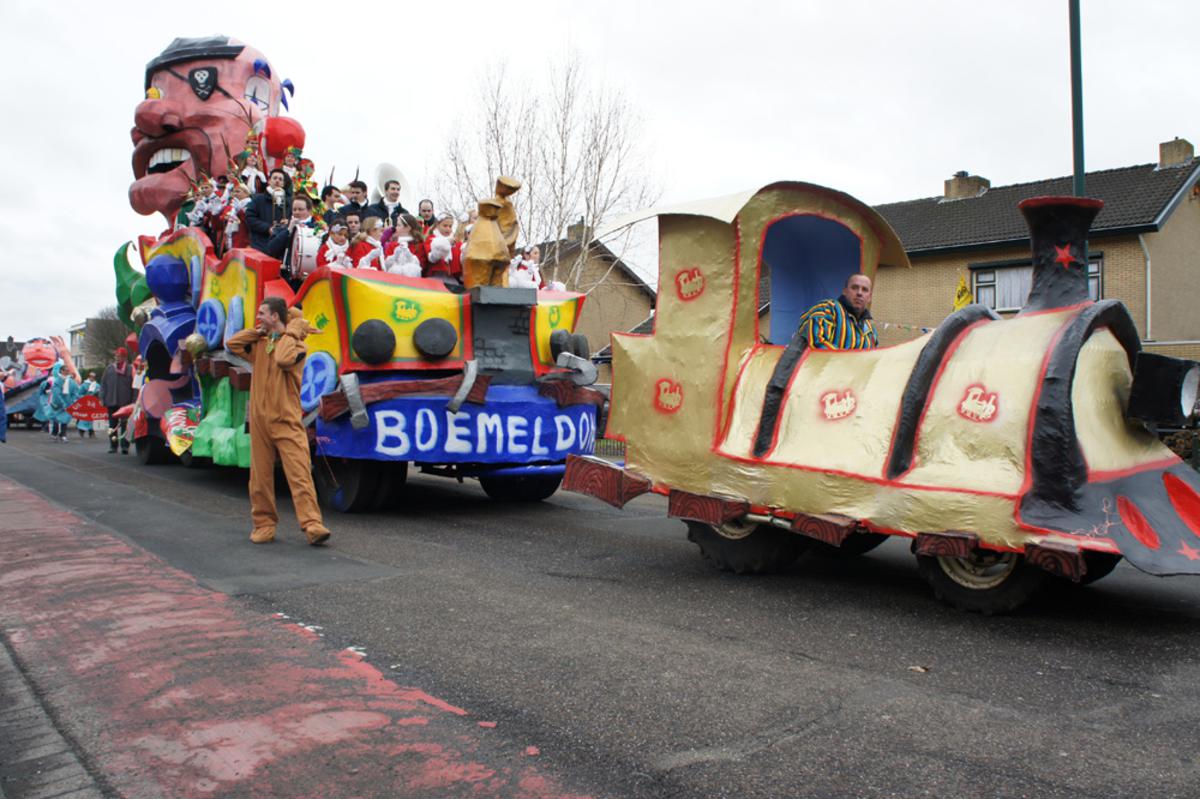 De kinderoptocht van Boemeldonck trekt door het dorp. foto Annemijn Minneboo