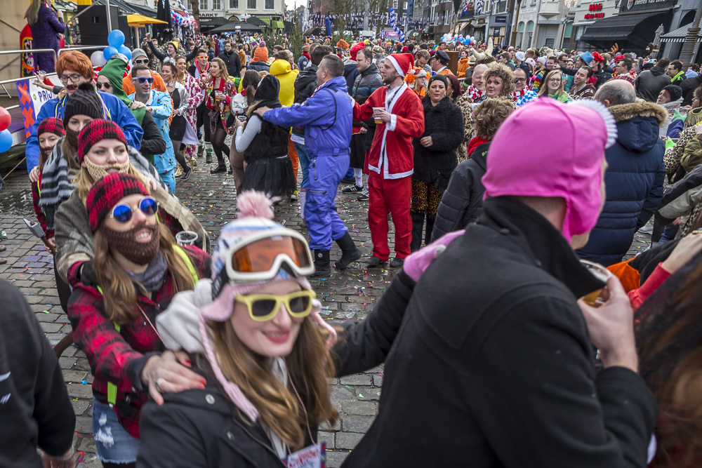 Klunen echt Bredaas carnavalsfeestje drie weken voor carnaval (foto's)