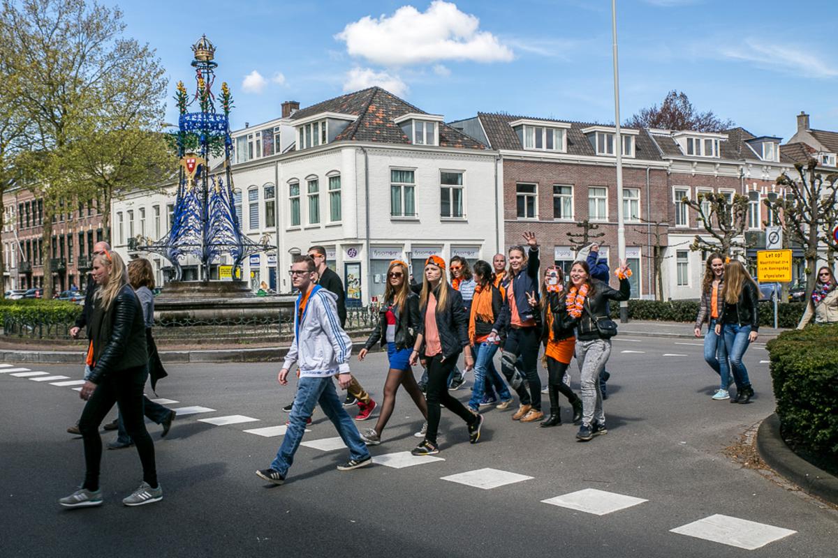 Op weg naar 538Koningsdag 2015. Een oranje stroom van station naar het Chasséveld.